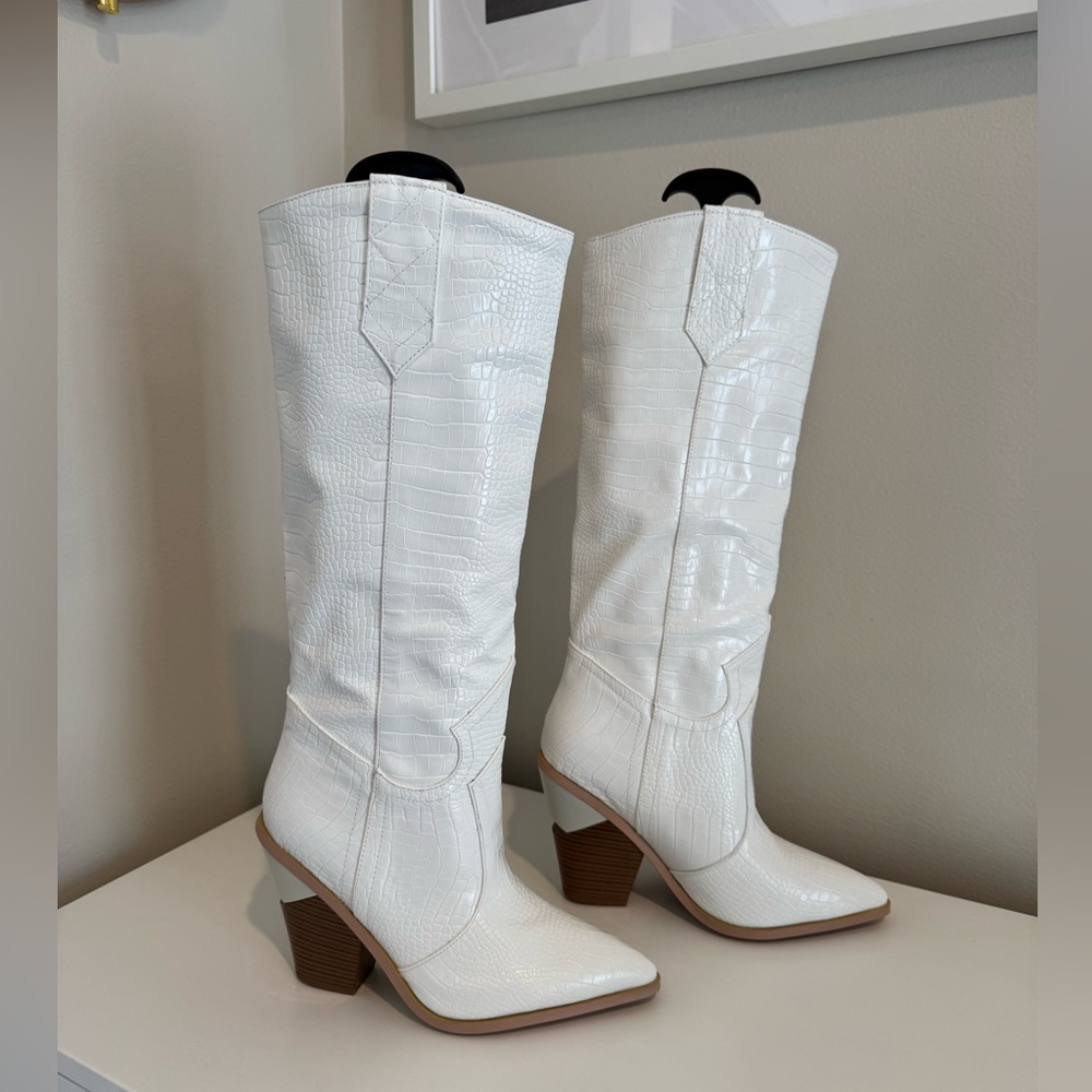 Tall white boots in faux crocodile. Size 37. NWT